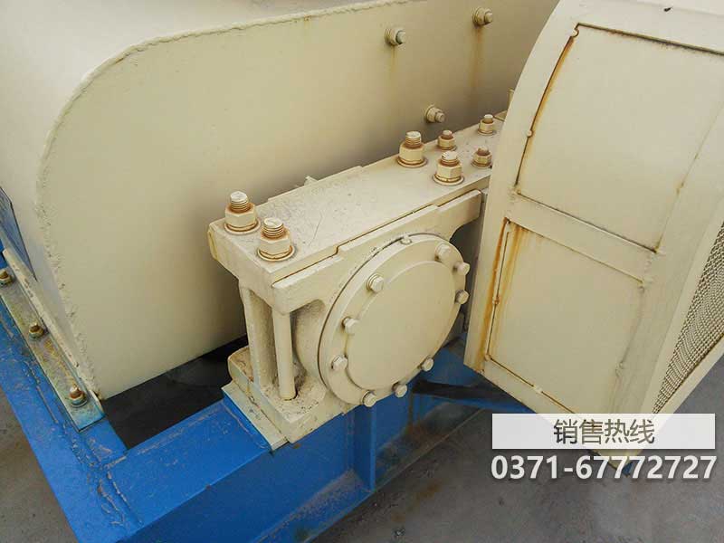 液压对辊破碎机图纸